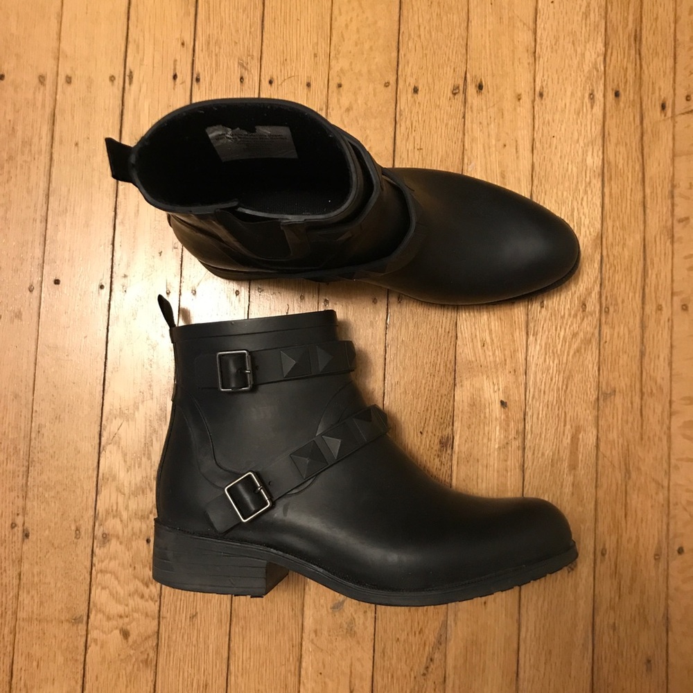 Studded Punk rain booties in black